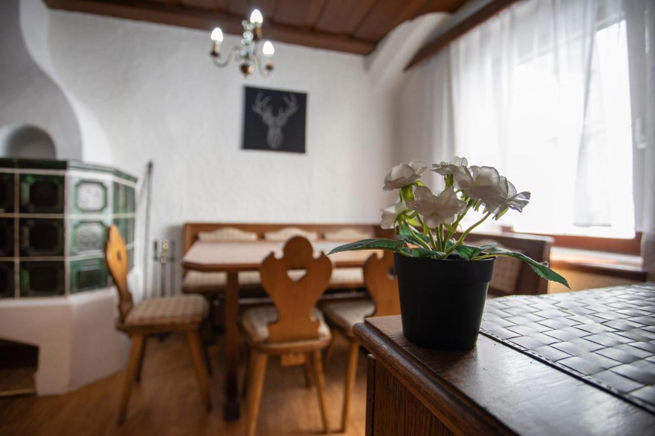 Traditional Old Town Apartment Hall in Tirol Exterior foto